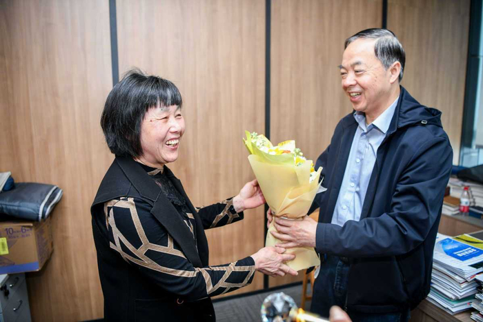 韩连增烈士亲属感谢帮忙寻亲的余姚融媒体中心记者陈福良（右一），受访者供图。