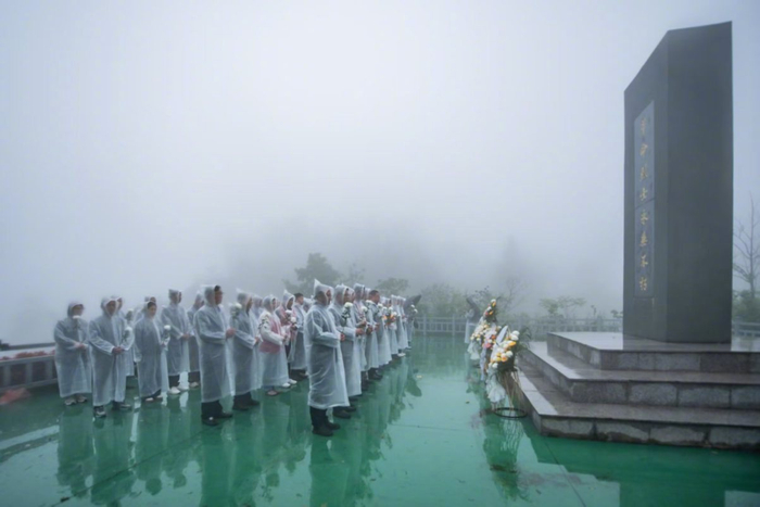 撒土祭扫仪式现场。本文图片除注明外，均为陈仰洲摄