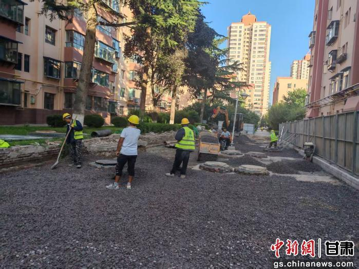   图为西固区东苑小区道路改造。 