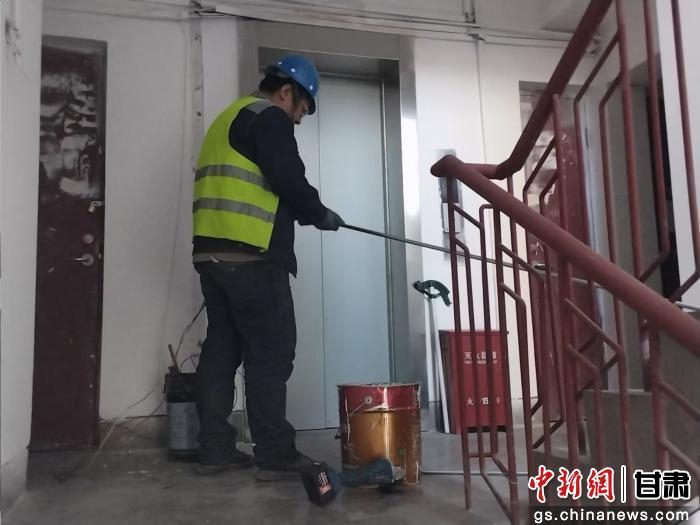  图为西固区永盛苑小区改造现场。 