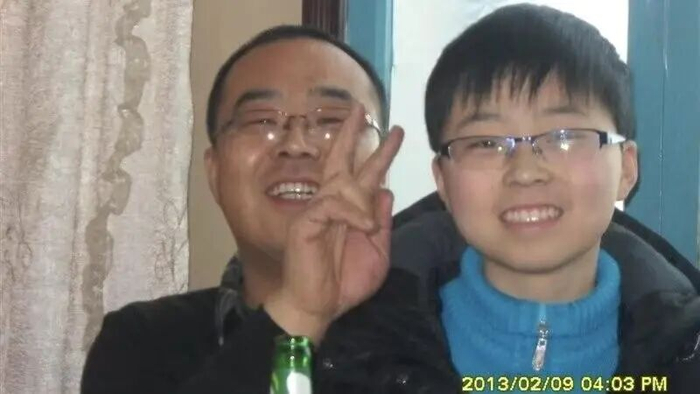 薛瀚霖（右一）和父亲（左一）生前少有的合照