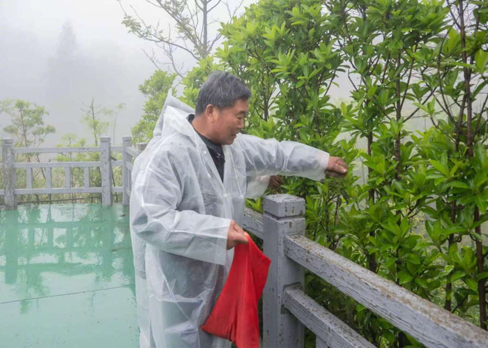 4月23日，周锡余把舅舅牺牲之地的三江营的那抔热土撒在燕窝村革命烈士纪念碑周围。