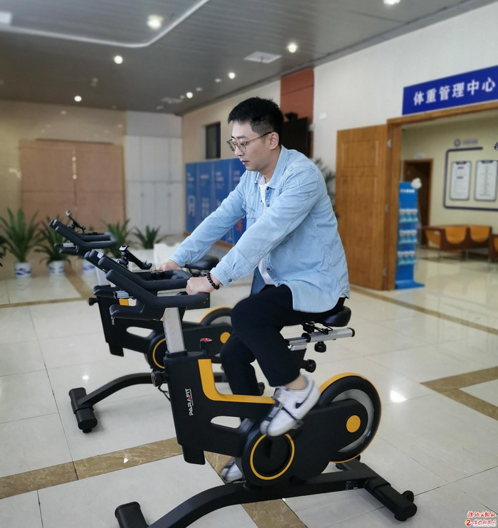 市民李先生正在进行体适能测评。记者/董介 摄