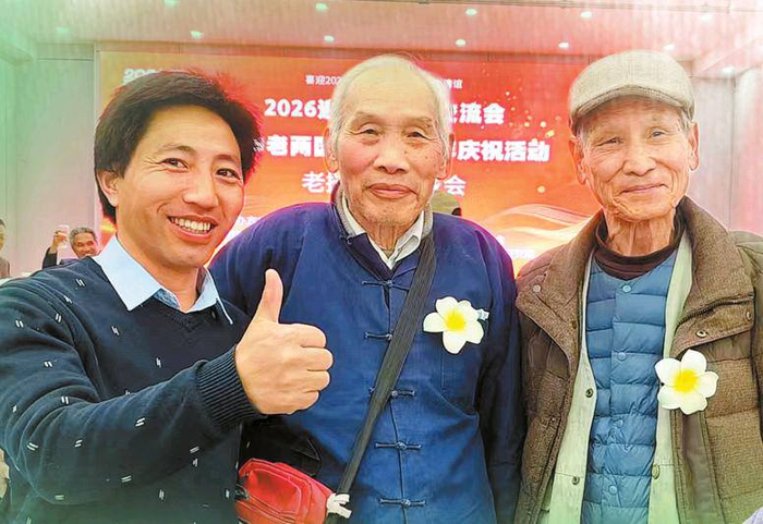 李兆顺（中）等援老抗美老兵参加中老两国建交65周年庆祝活动。 受访者供图
