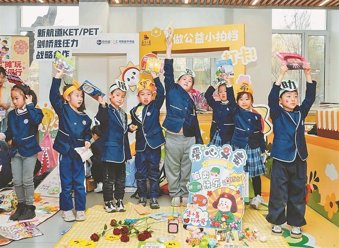     “希望工程 义卖童园”——“手捧书香 心系希望”活动现场。    本报记者 郭俊峰摄