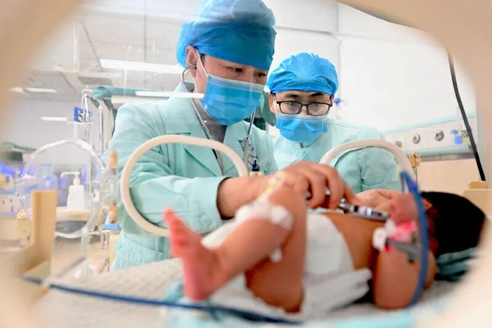 安徽省亳州市人民医院新生儿科，医护人员正在岗位上忙碌。