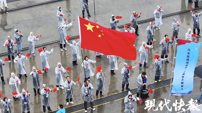 市民在码头热烈欢迎泰州舰归来