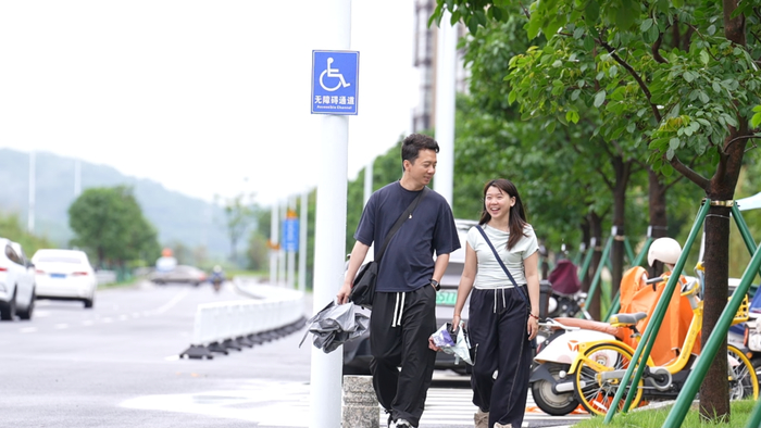 图说:治疗之余,Rafi与妻子轻松惬意地漫步在广州街巷,打卡了不少著名景点