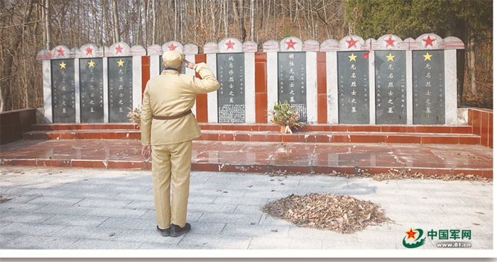 　　王茂贵向红军烈士墓碑敬礼。