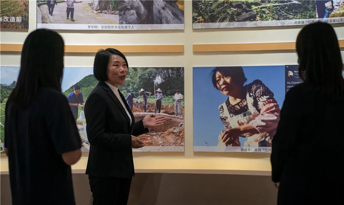 党的二十大代表谢成芬在西畴县“西畴精神”展览馆里讲述治理石漠的故事。新华社记者 江文耀 摄
