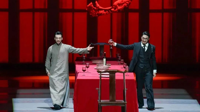 图为舞剧《大染坊》剧照，右1为饰演日本商人的杨思宇。