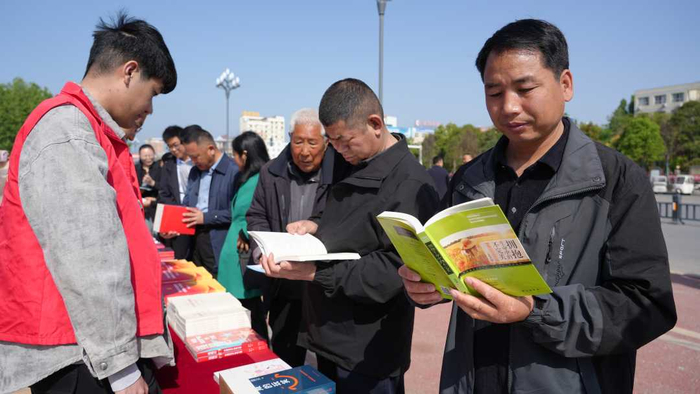 读者在全民阅读活动周上阅读图书。王慧星摄
