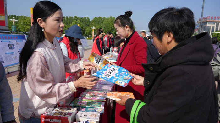 太康县图书馆工作人员帮群众挑选图书。郜敏摄