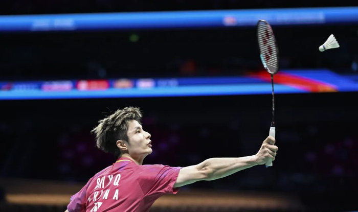 4月12日，石宇奇在比赛中回球。新华社记者 江汉 摄