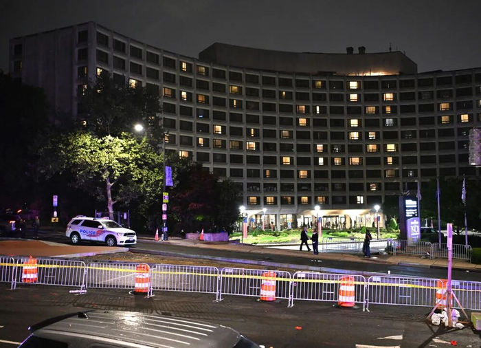 4月25日，举行白宫记者协会晚宴的华盛顿希尔顿酒店前拉起路障。新华社记者李睿摄