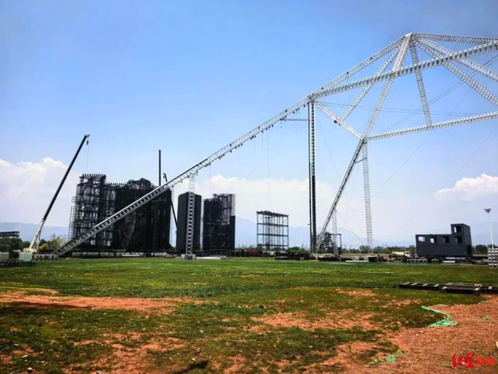 ▲4月24日的华晨宇玉溪演唱会场地场景，场地南面即抚仙湖。图/红星新闻