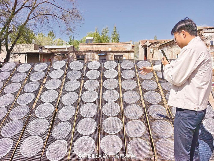 在邱县南辛店乡霍家庄村，马嘉腾正在直播当地传统非遗美食绿豆粉皮。 邱县县委宣传部供图