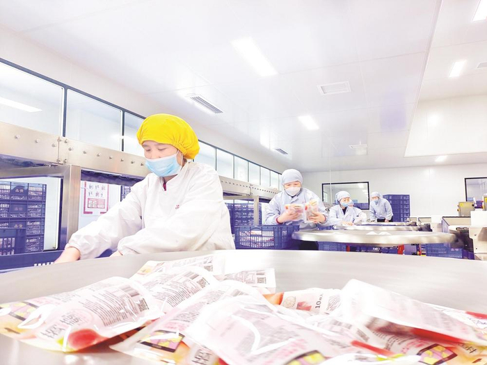         位于邱县的河北味盟生物科技食品有限公司包装车间内，工人正在打包果冻产品。         孙海峰 摄    
