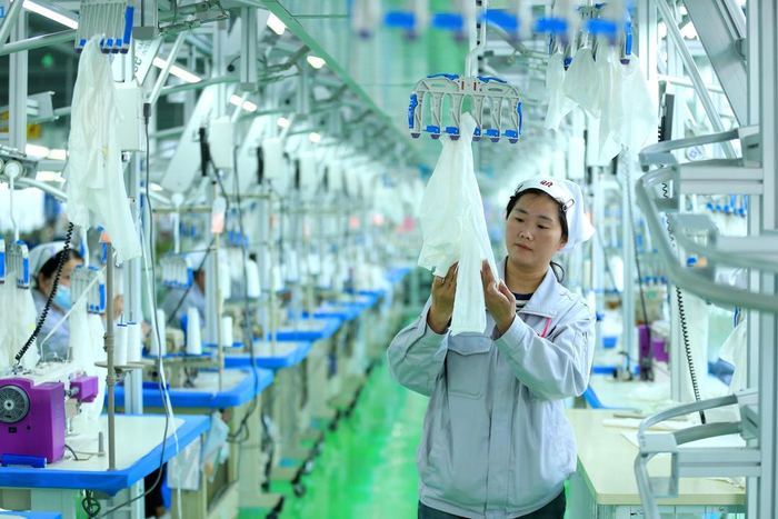 枣庄贵华针织有限公司的员工在生产服装产品。（梁孝鹏 摄）