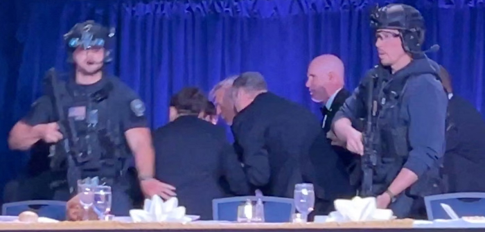 ▲执法人员疏散现场