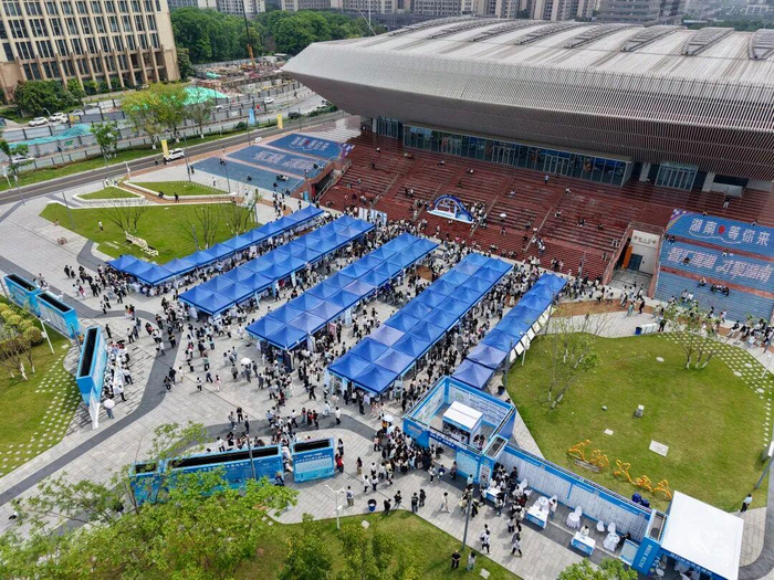 4月26日，“智汇潇湘 才聚湖南”重庆站专场招聘活动推介大会在重庆大学虎溪校区举行。湖南日报全媒体记者 童臻熙 傅聪 邹尚奇 摄
