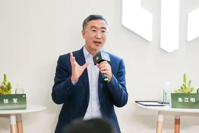图为：零跑汽车董事长朱江明