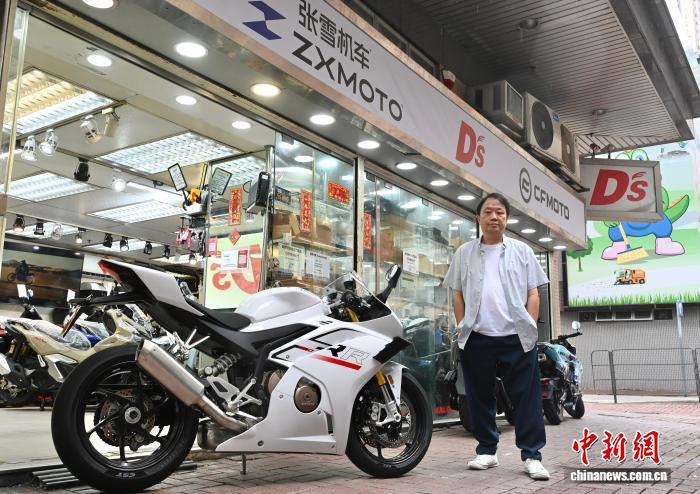 4月24日，张雪机车香港总代理萧锦滔在香港九龙大角咀的陈列室接受中新社记者专访。　中新社记者 李志华 摄
