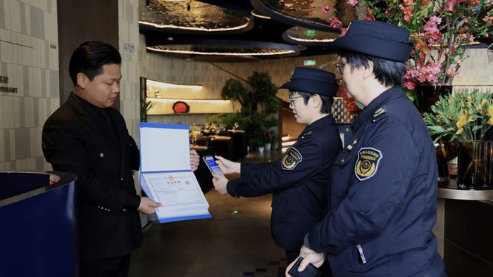 4月2日中午，食客在北京友谊商店室外草坪露天就餐。新华社记者 张骁 摄