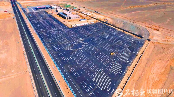 G30哈吐项目八标段建设完成的服务区。张金亮摄