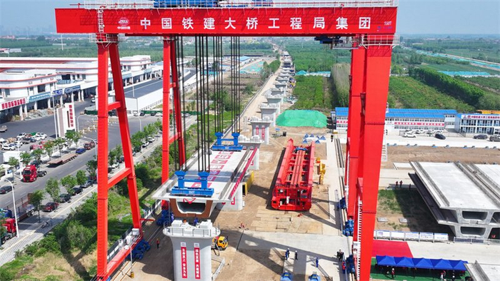 4月25日，中国铁建大桥局建设者在石雄铁路6标段进行首榀箱梁架设作业。
