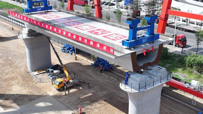 4月25日，中国铁建大桥局建设者在石雄铁路6标段进行首榀箱梁架设作业。