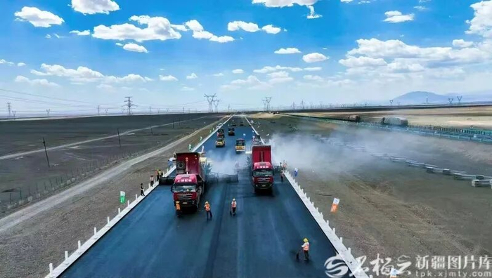 4月24日，G30哈吐项目八标段在摊铺沥青。冯雷摄