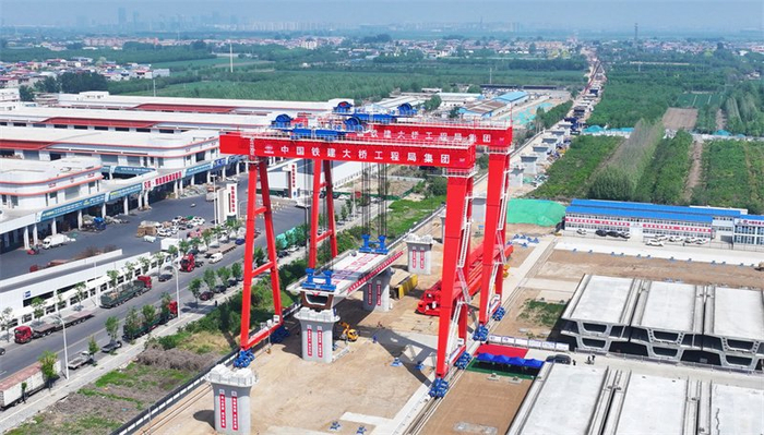 4月25日，由中国铁建大桥局承建的石雄铁路6标段首榀箱梁精准落位，标志着该段工程建设全面转入上部结构施工阶段。