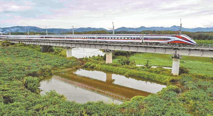 中老铁路“澜沧号”国际旅客列车正在西双版纳州橄榄坝境内的橄榄坝特大桥上通过。通讯员 殷学合 摄