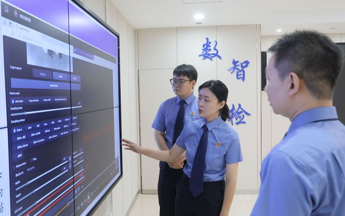 通州区人民检察院办案人员与检察技术人员就AI工具的应用原理开展研讨论证。受访者供图