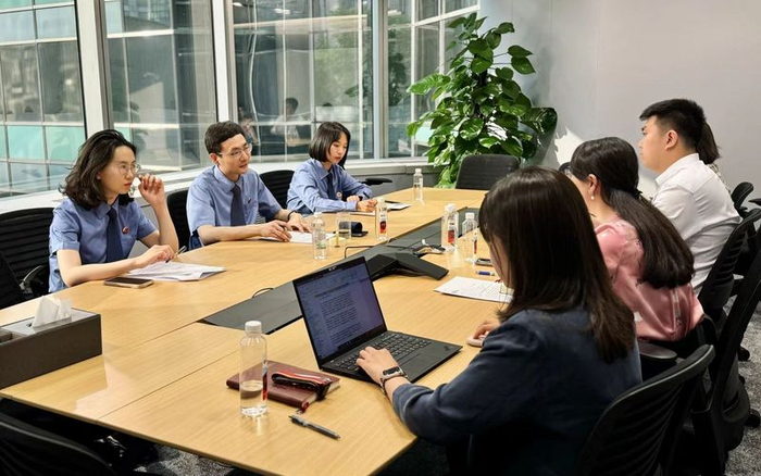 朝阳区人民检察院办案人员到某出版社开展普法座谈。受访者供图