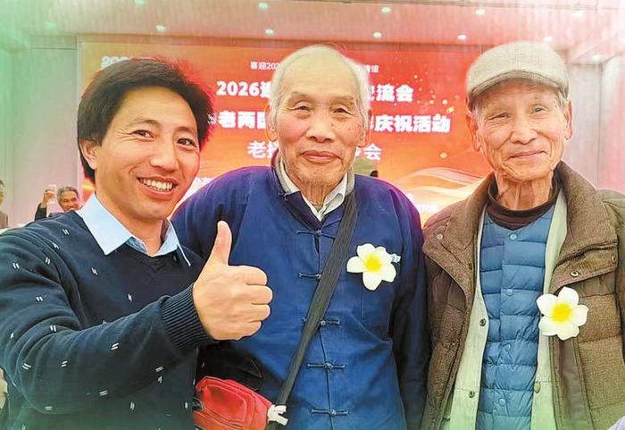 李兆顺（中）等援老抗美老兵参加中老两国建交65周年庆祝活动。受访者供图