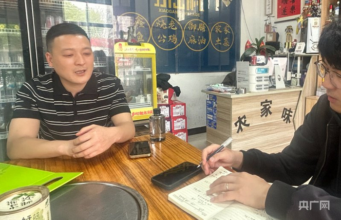 吴斌在自家的饭店里接受记者采访（央广网记者  徐秋韵  摄）