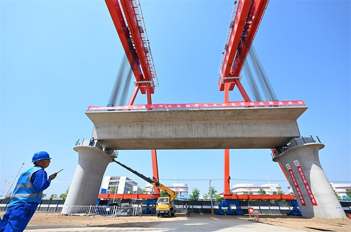 4月25日，中国铁建大桥局建设者在石雄铁路6标段进行首榀箱梁架设作业。