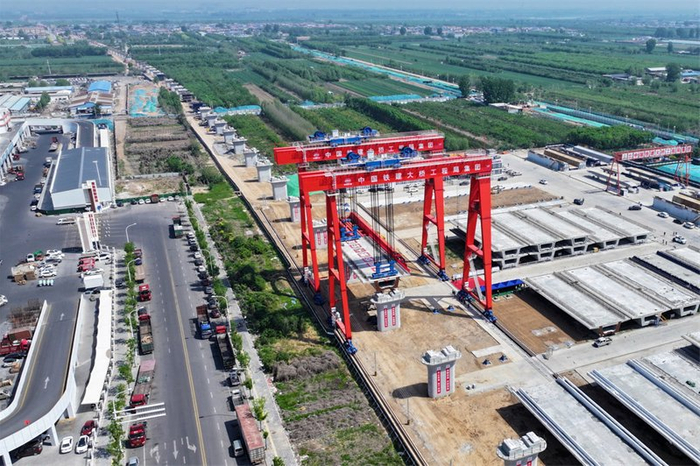 4月25日，由中国铁建大桥局承建的石雄铁路6标段首榀箱梁精准落位，标志着该段工程建设全面转入上部结构施工阶段。