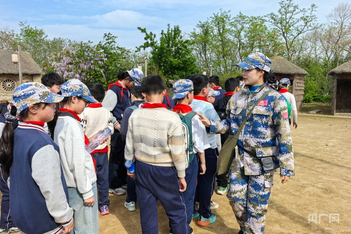 严淑淑带领学生们参观当年农家（央广网记者  徐鹏  摄）