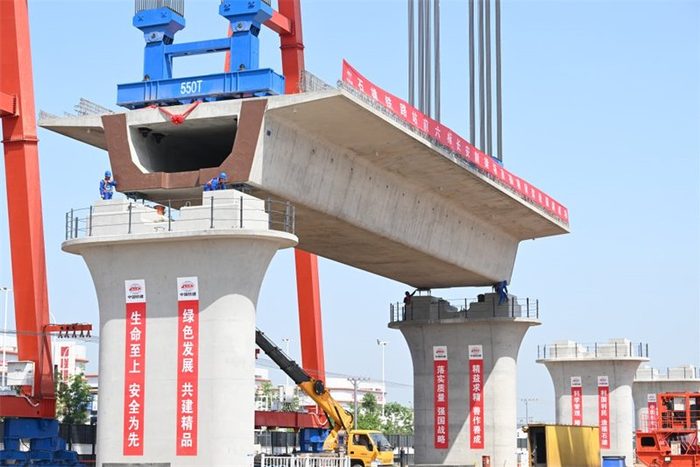 4月25日，中国铁建大桥局建设者在石雄铁路6标段进行首榀箱梁架设作业。