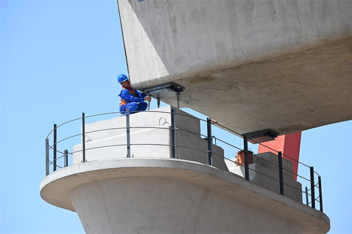 4月25日，中国铁建大桥局建设者在石雄铁路6标段进行首榀箱梁架设作业。
