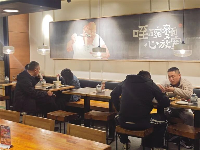 夜晚在牛肉拉面馆的食客