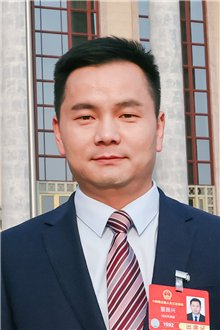 全国人大代表、湖北省蕲春县横车镇九棵松村党委书记 董振兴