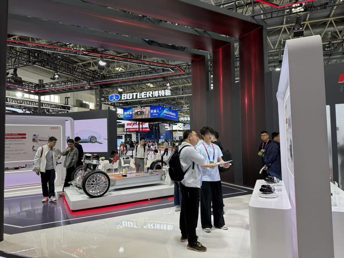 2026北京车展吸引了21个国家和地区的供应链与科技企业参展。人民网记者 孙阳摄