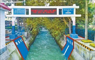 杨柳分干渠的多功能雷达量水秤。这种秤具有非接触式、高精度等特点。受访者供图
