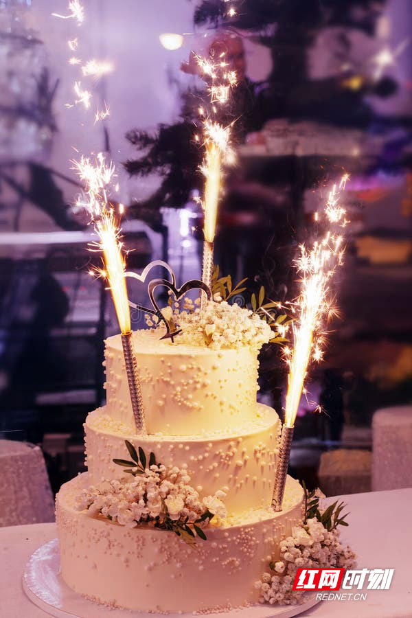 蛋糕蜡烛烟花。