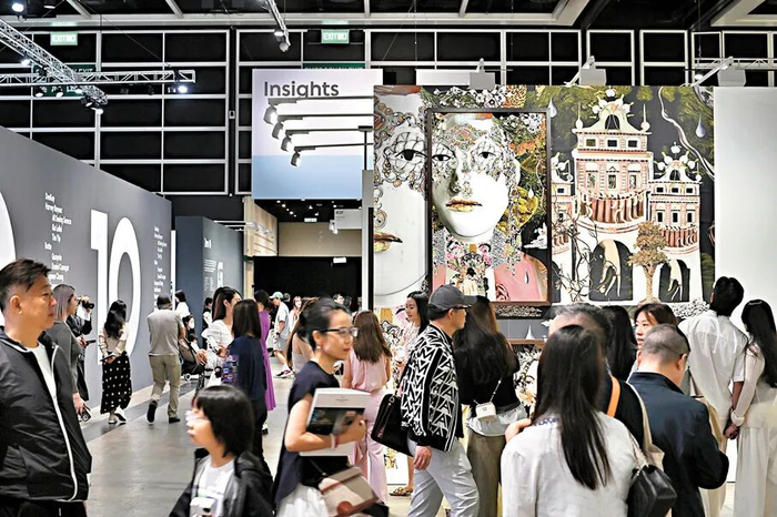 △巴塞尔艺术展吸引大量市民和旅客到场参观