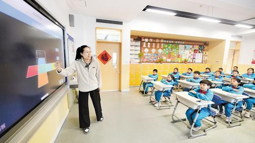     4月20日，雄安史家胡同小学五年级数学课上，教师正在使用智能设备进行教学。 本报记者 李 畅摄